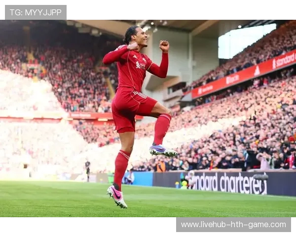 范戴克在禁区内头球解围化解对方连续传中