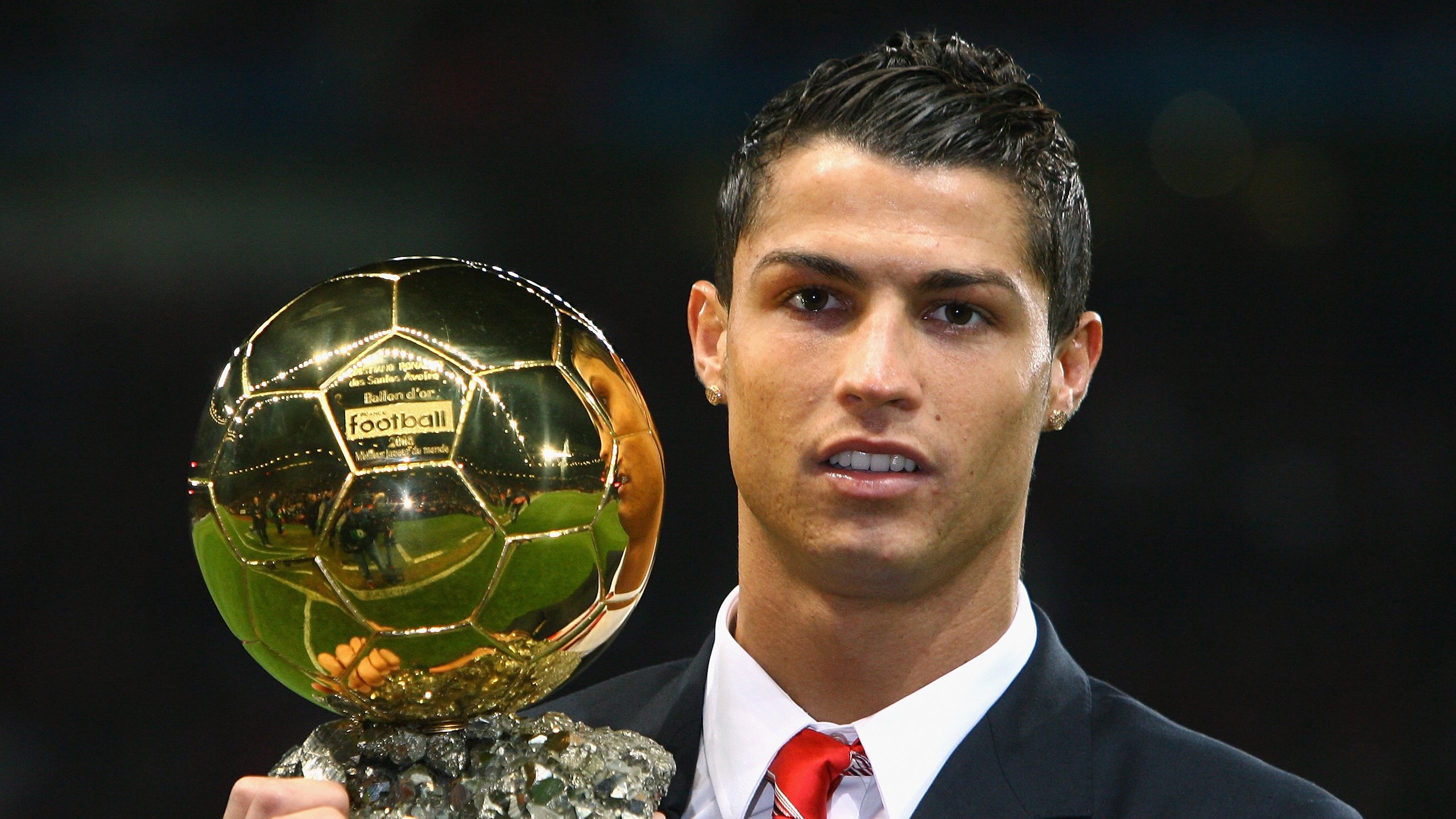 曼联加入争夺免费签格伊！大英两国脚前途未卜，阿莫林恐需买中卫